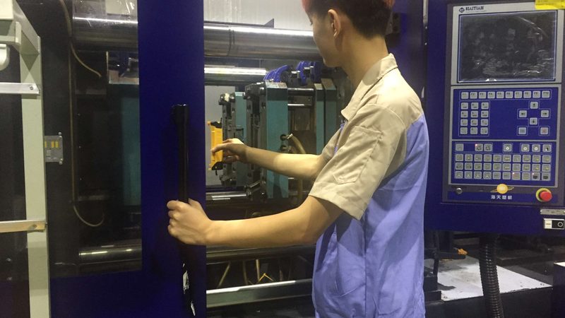 拉伸模具安装后试模全流程解析